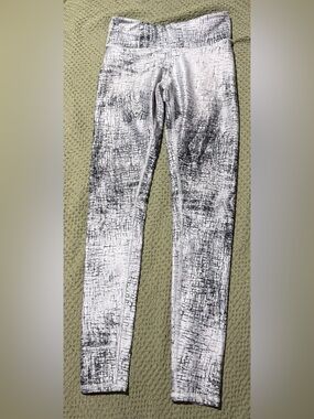 ALO Yoga Black and White Abstract Logo Leggings